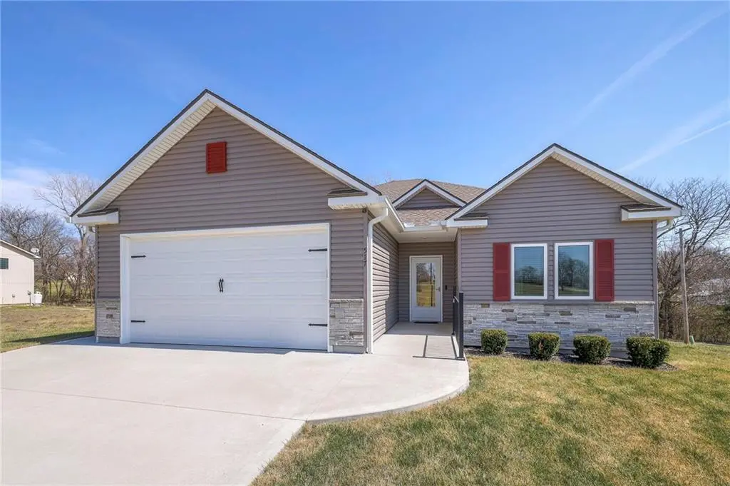 517 Village LN, Harrisonville, MO 64701