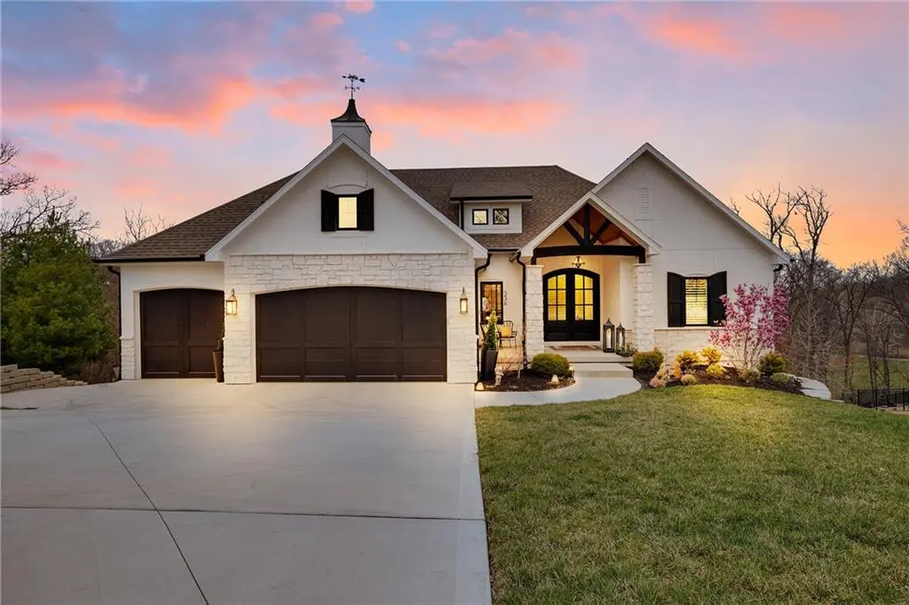 336 Thoreau CIR, Lee's Summit, MO 64081