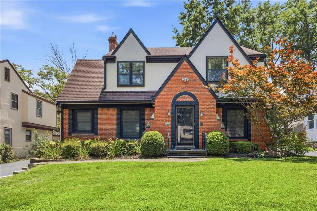 1207 W Gregory BLVD, Kansas City, MO 64114
