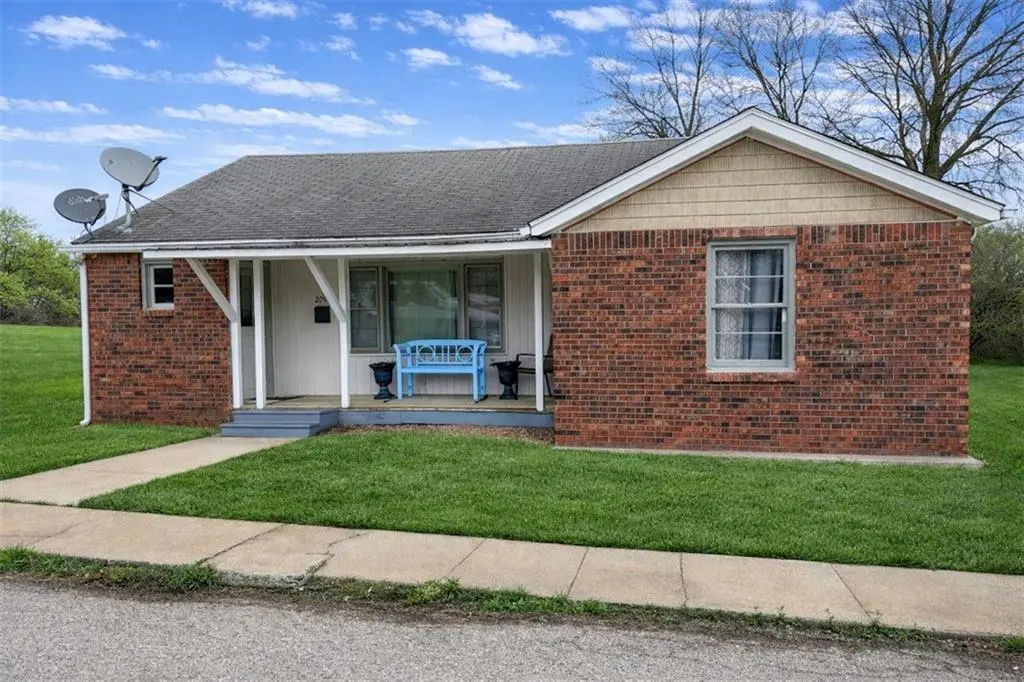 209 S Locust ST, Carrollton, MO 64633