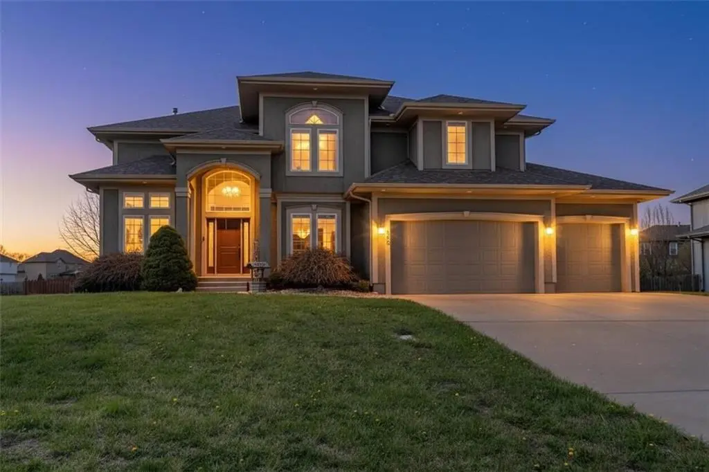 500 NE Woodpark LN, Lee's Summit, MO 64086