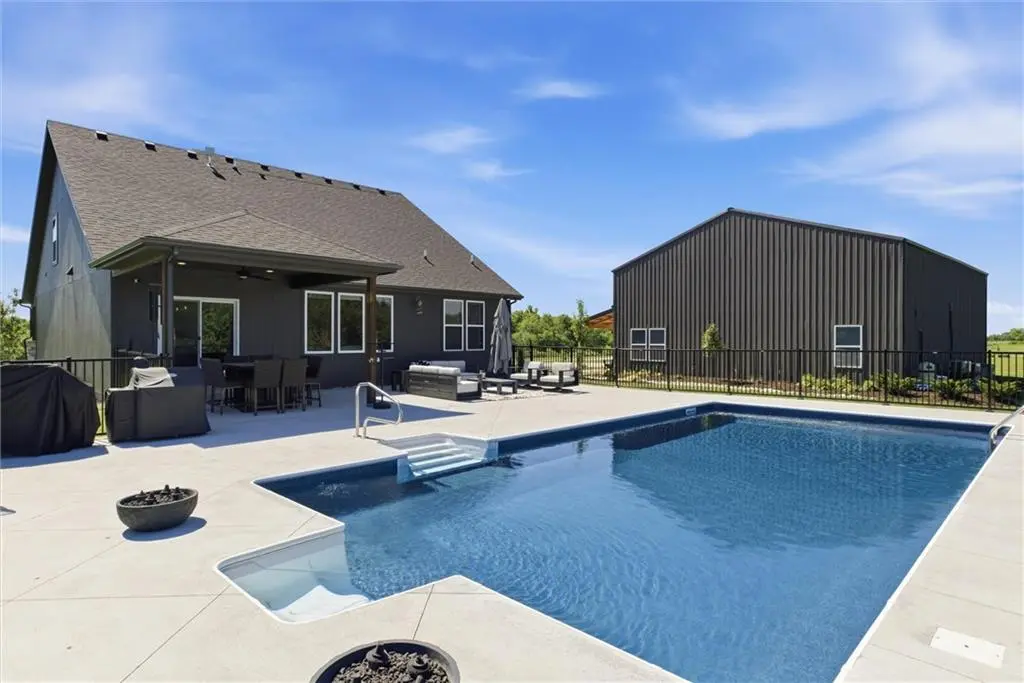 20143 Tonganoxie DR, Tonganoxie, KS 66086
