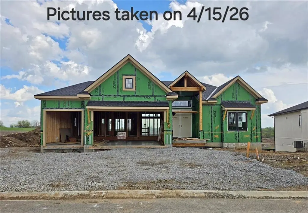 11263 S Sunray DR, Olathe, KS 66061
