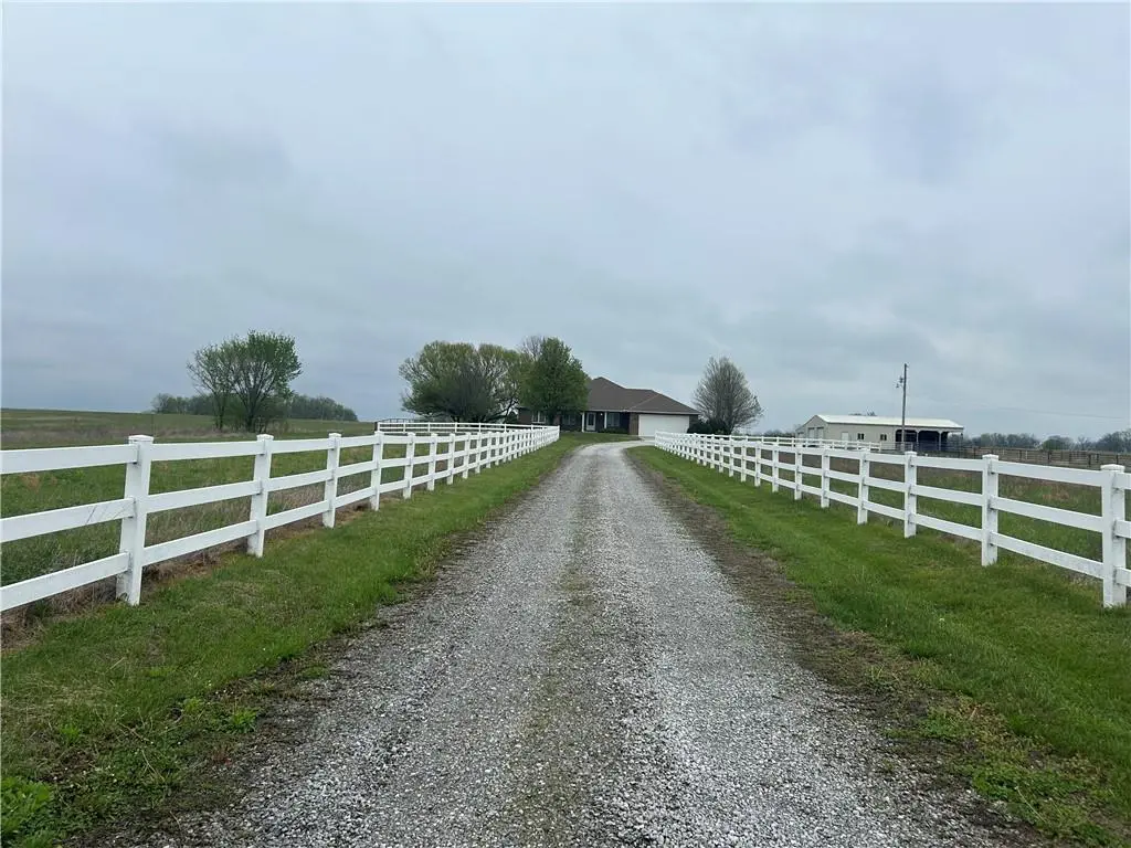 1379 NW M HWY, Clinton, MO 64735