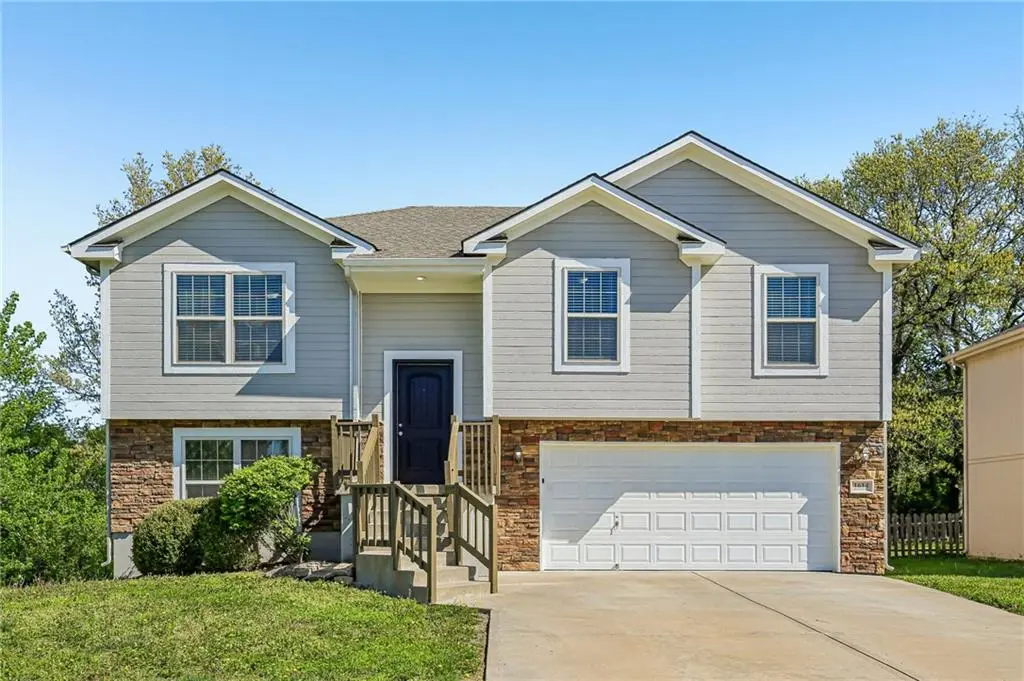 1614 NW Hilltop LN, Grain Valley, MO 64029