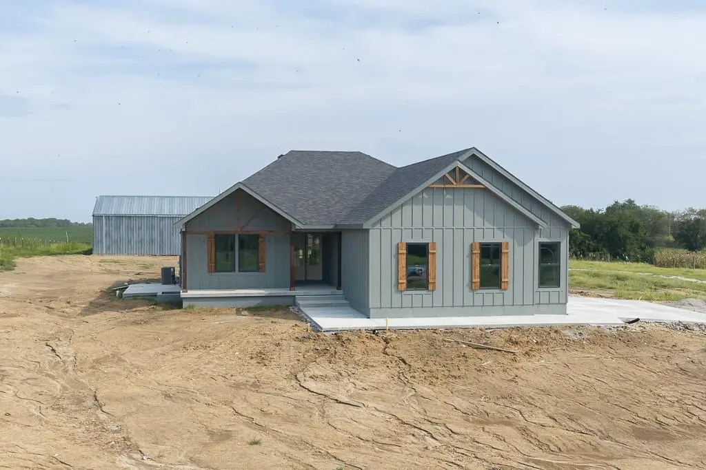 18814 Hollingsworth RD, Tonganoxie, KS 66086