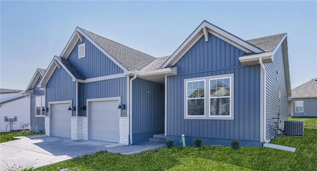 12407 S Acacia DR, Lee's Summit, MO 64086