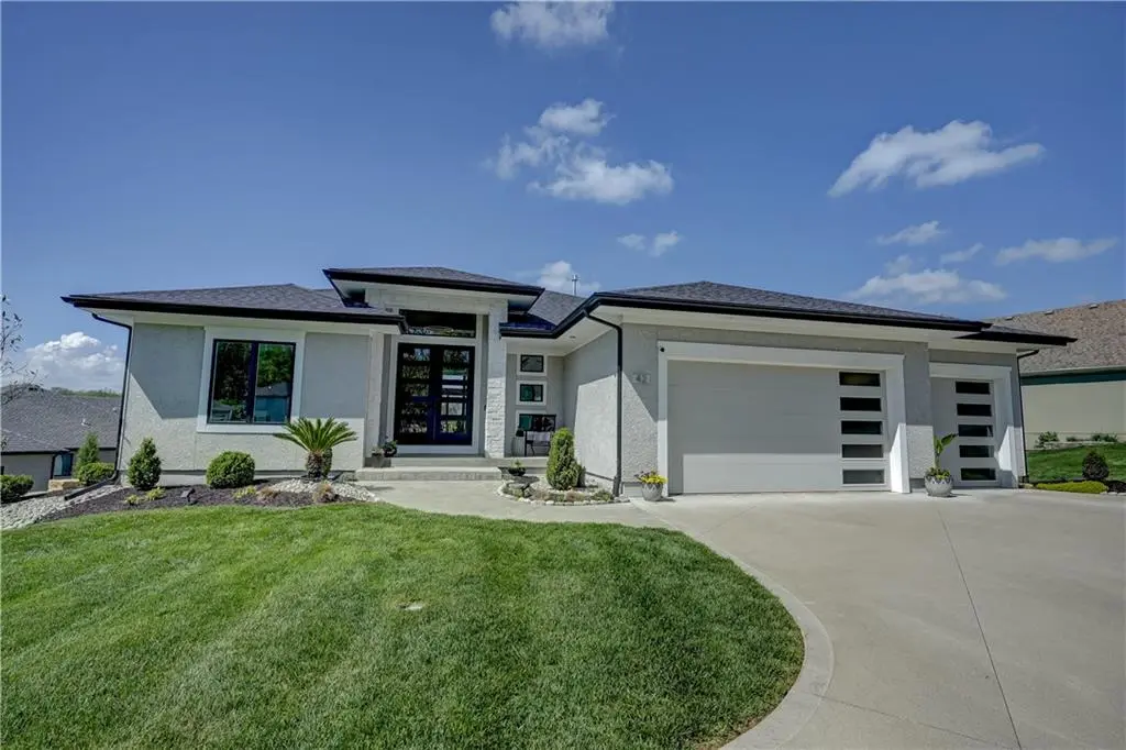 42 Bison Falls CIR, Lake Winnebago, MO 64034