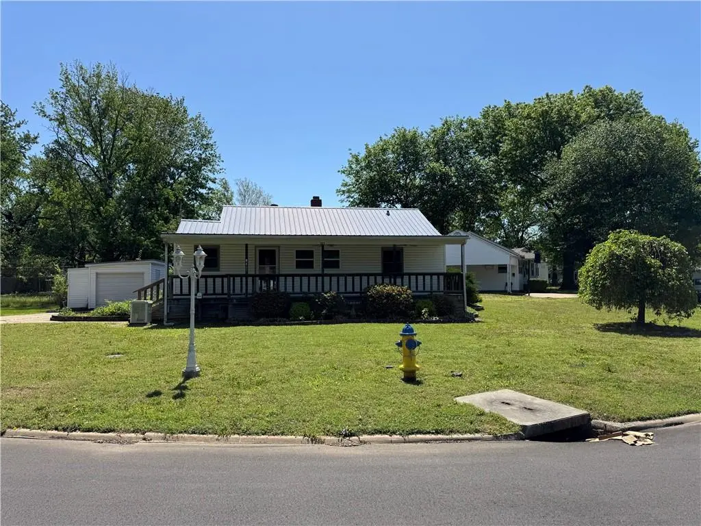 489 Fieldcrest DR, Pittsburg, KS 66762