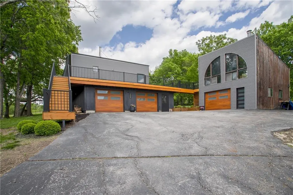 3909 NE Beach RD, Lee's Summit, MO 64064