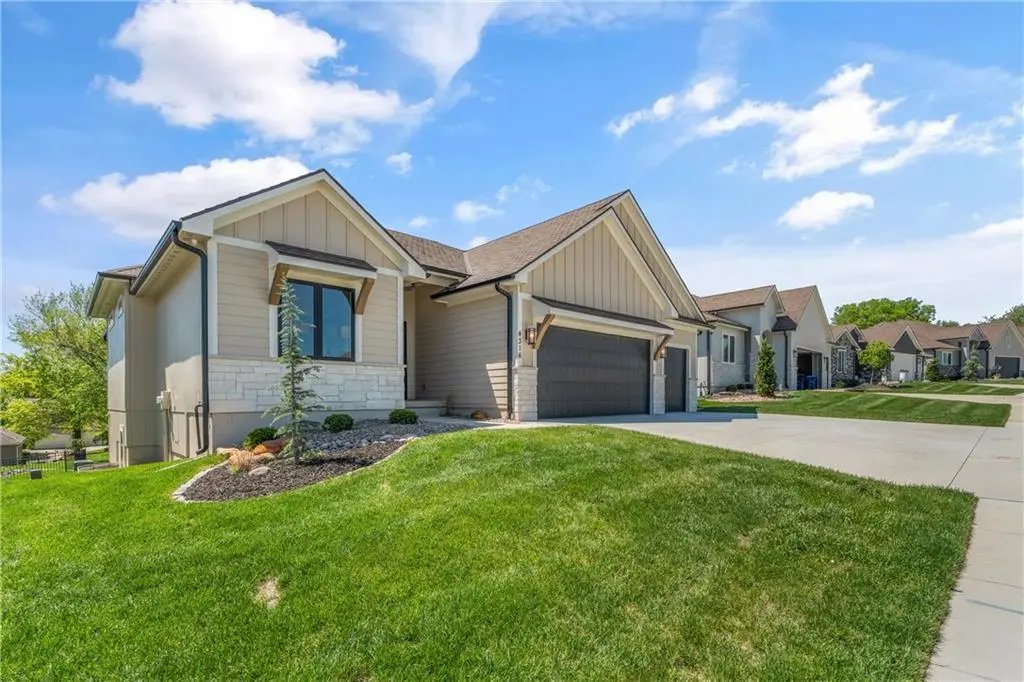 4316 NE Hideaway DR, Lee's Summit, MO 64064