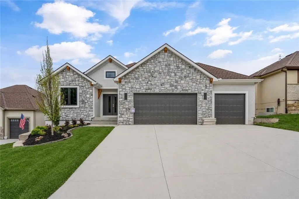 4363 NE Hideaway DR, Lee's Summit, MO 64064