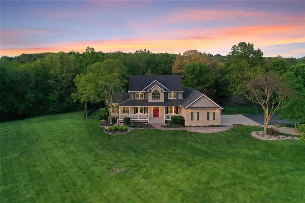 8611 S Stillhouse RD, Oak Grove, MO 64075