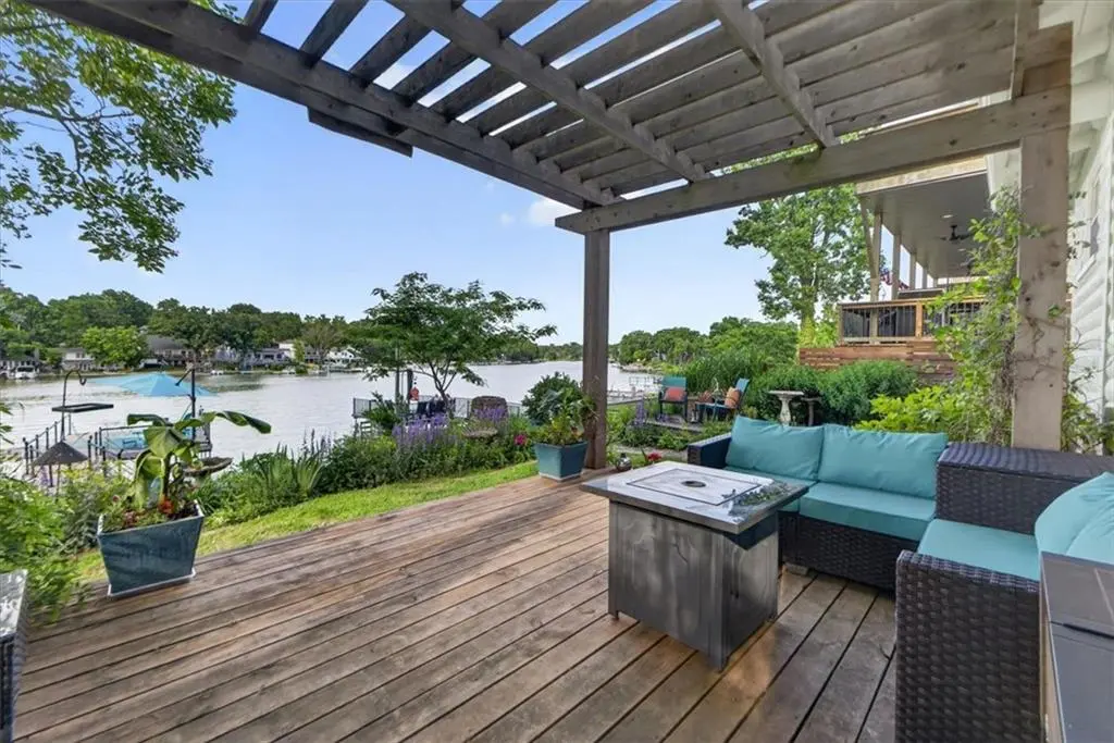 25 Beach DR, Lake Tapawingo, MO 64015