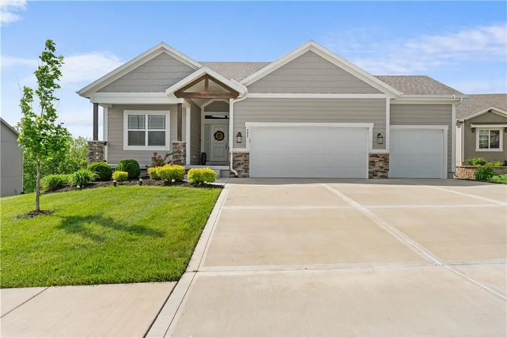 202 NW Joshua DR, Lee's Summit, MO 64081