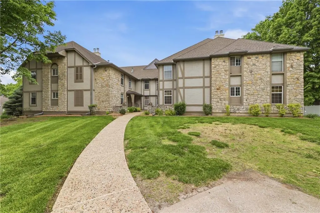 1305 NW Village DR #C, Blue Springs, MO 64015