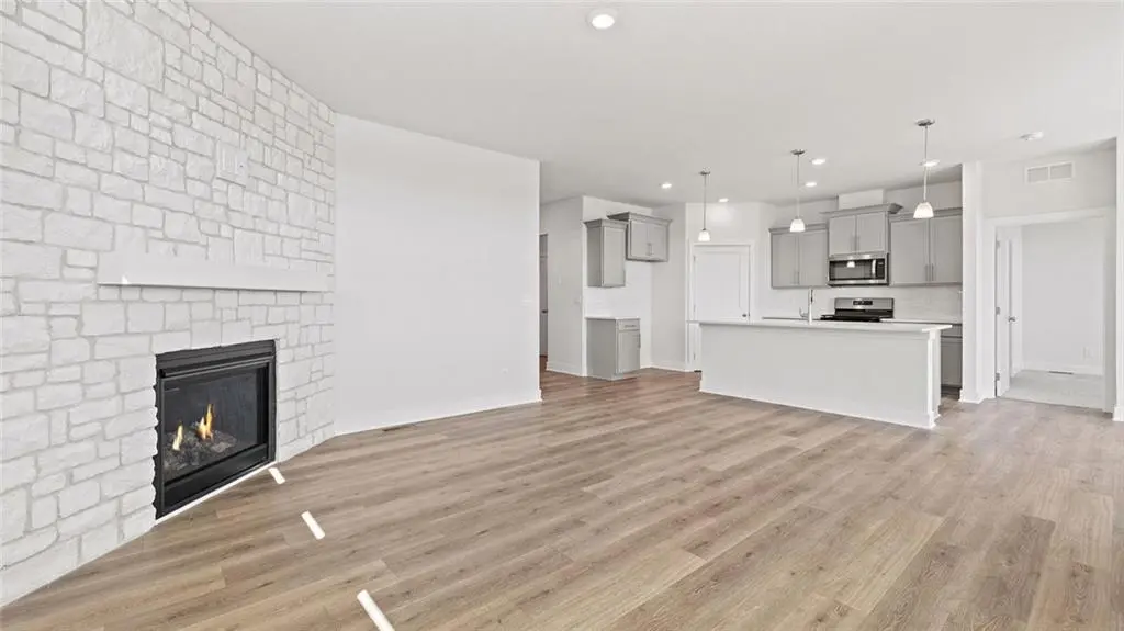 20901 W 188th TER, Spring Hill, KS 66083