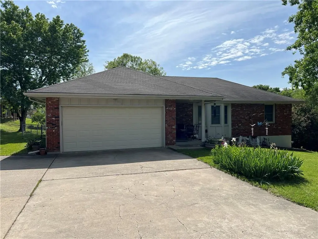 5909 N Broadway ST, Gladstone, MO 64118