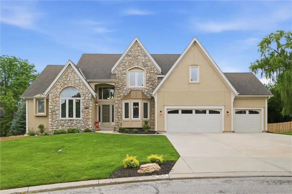 9019 W 139th TER, Overland Park, KS 66221