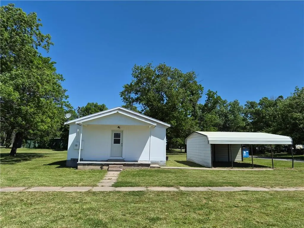 400 W 5th ST, Longton, KS 67352