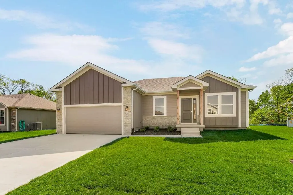 700 Blazing Star DR, Raymore, MO 64083