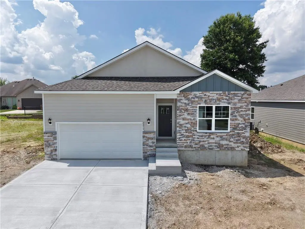 2213 Crestview PL, Raymore, MO 64083
