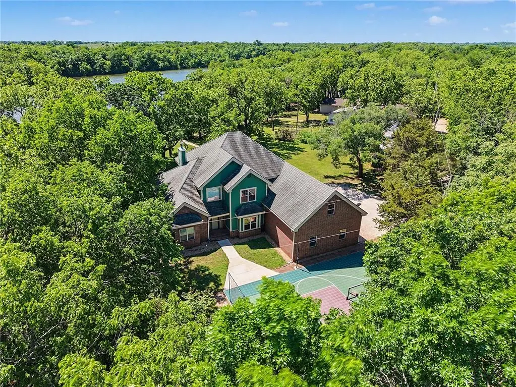 58 W Lake RD, Farlington, KS 66734