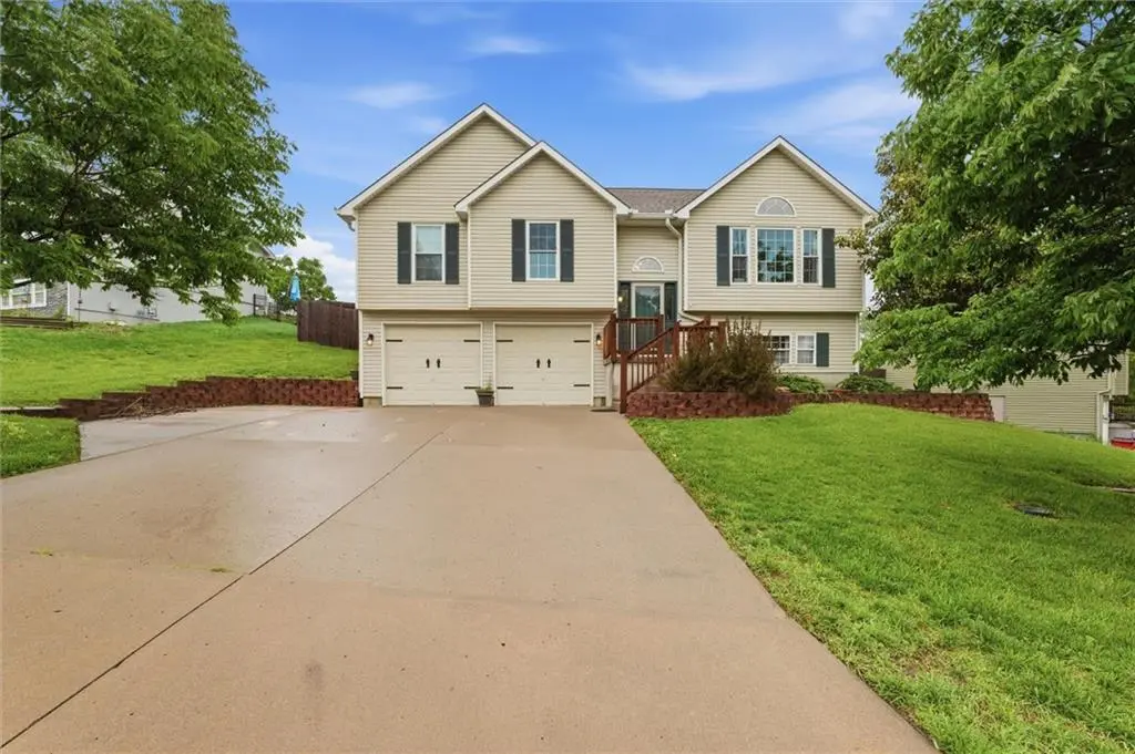 210 E Whispering Hills BLVD, Lone Jack, MO 64070