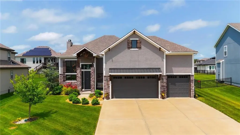 330 NW Ambersham DR, Lee's Summit, MO 64081