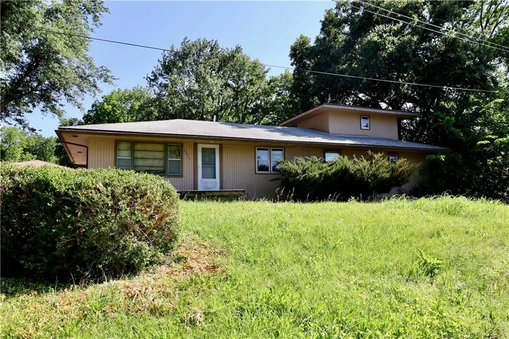 22211 E BLUE MILLS RD, Independence, MO 64058