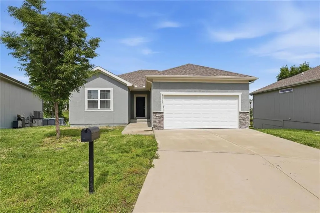 21709 N Ridge CT, Peculiar, MO 64078