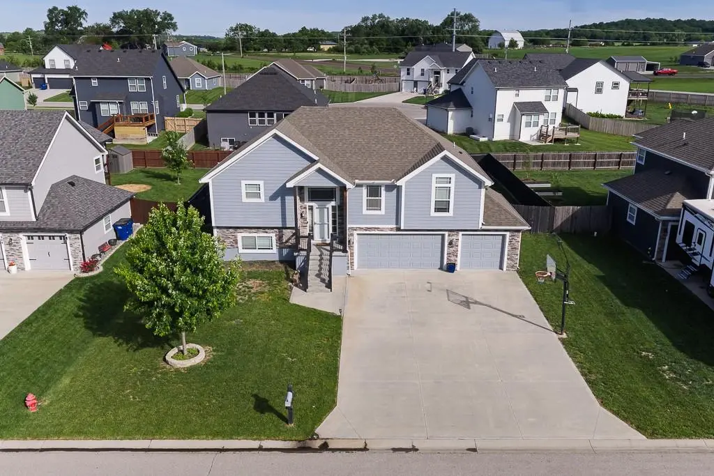928 N Oak TER, Tonganoxie, KS 66086