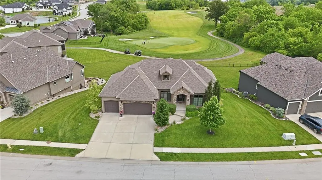 906 Creekmoor DR, Raymore, MO 64083