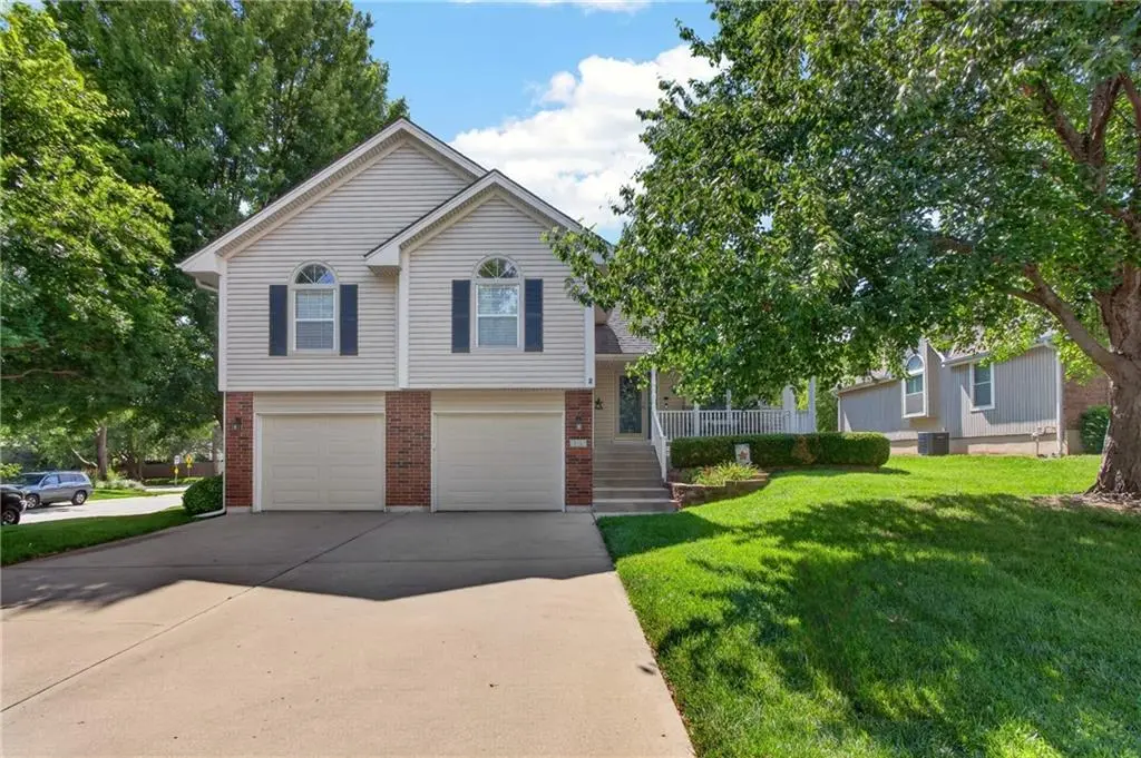 212 SE Bingham DR, Lee's Summit, MO 64063