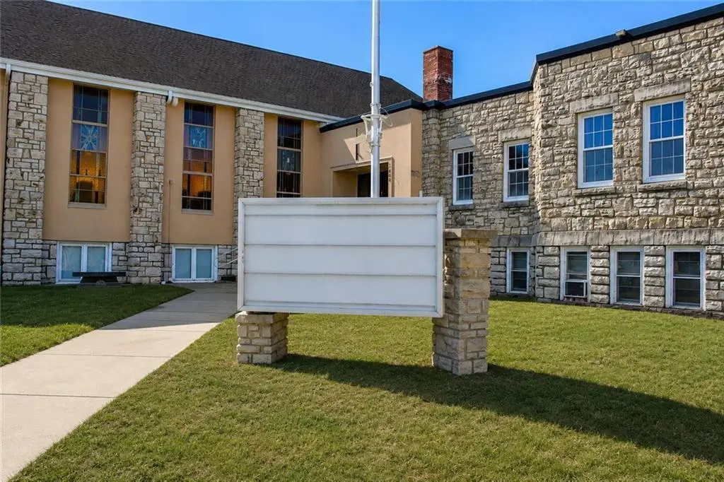 1800 S Northern BLVD, Independence, MO 64052