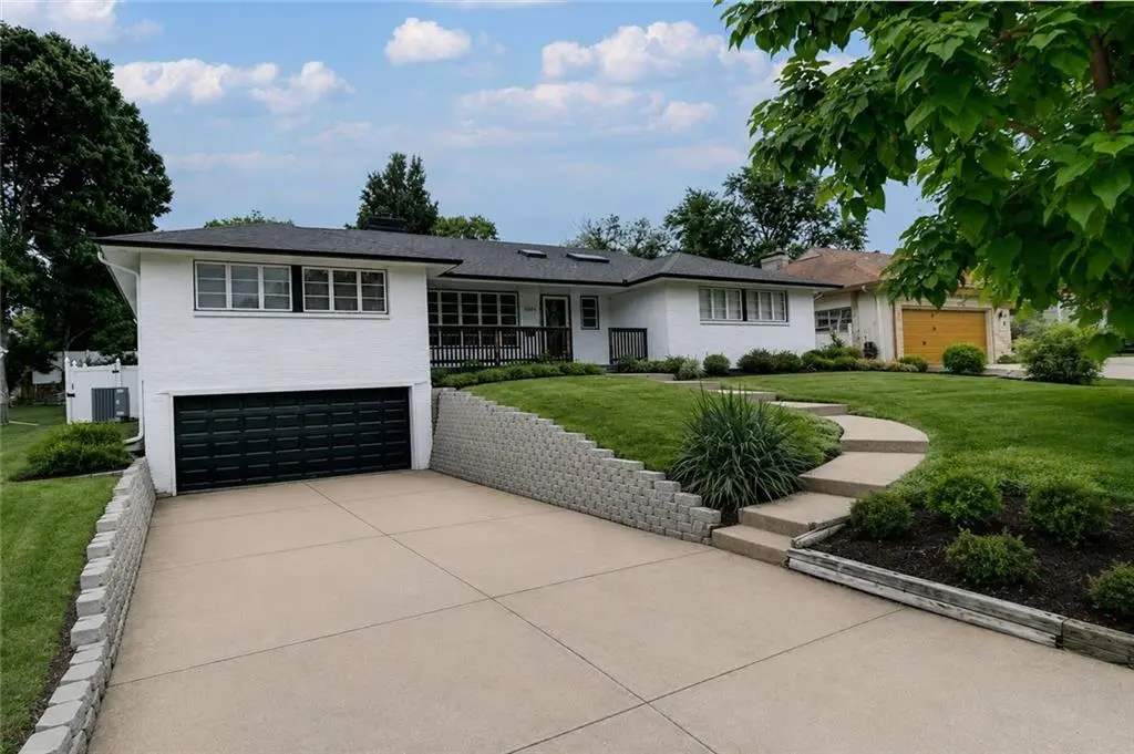 1102 W 85th TER, Kansas City, MO 64114
