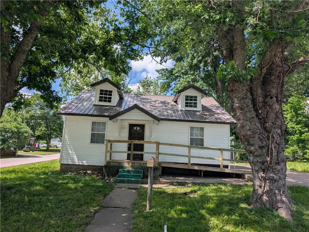105 E Colorado ST, Windsor, MO 65360
