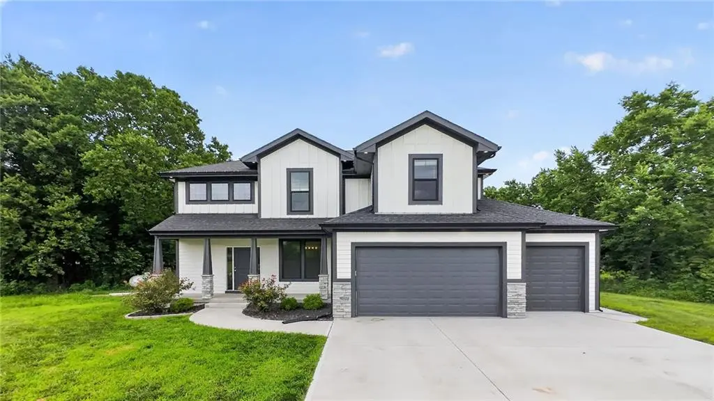 20194 207th ST, Tonganoxie, KS 66086