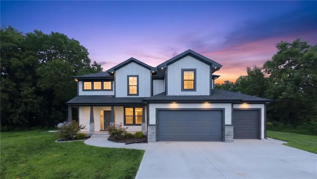 20194 207th ST, Tonganoxie, KS 66086
