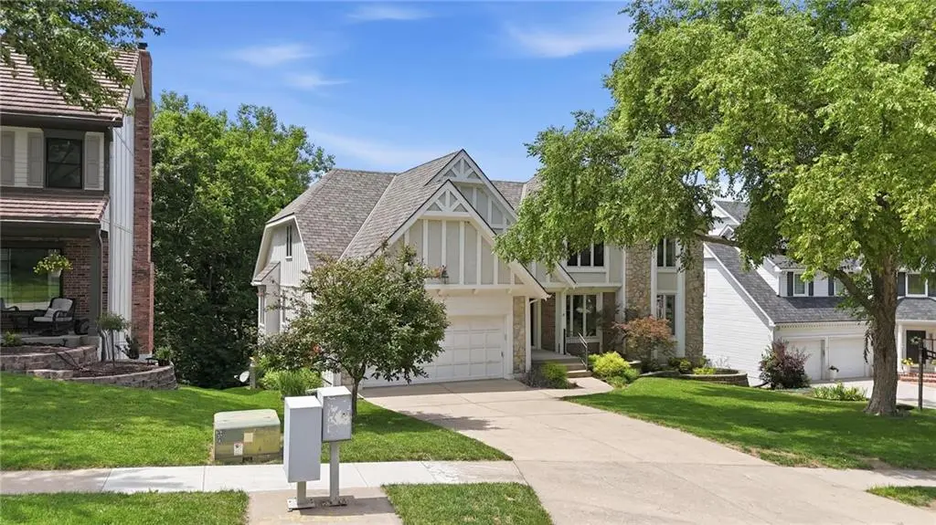4142 NE Hampstead DR, Lee's Summit, MO 64064
