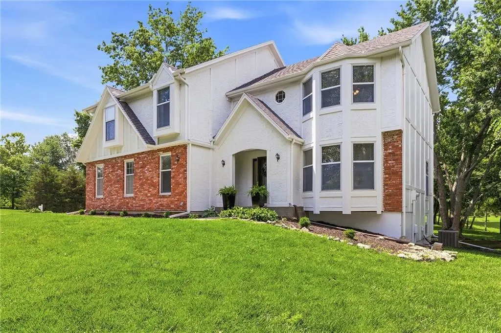 16720 Grandview ST, Overland Park, KS 66085