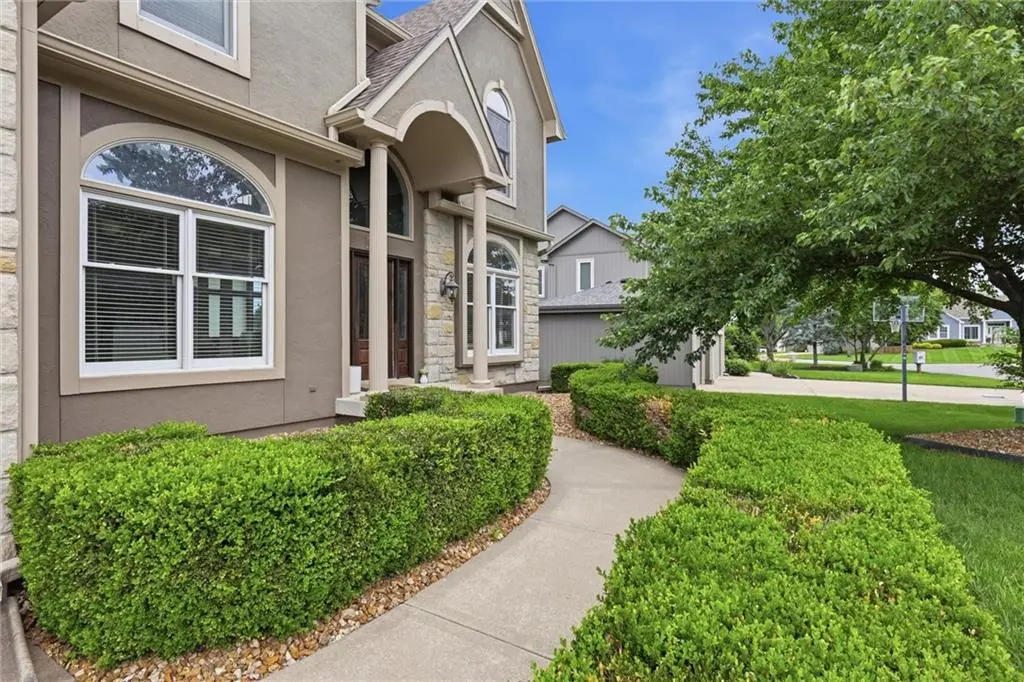 2808 SW Arthur DR, Lee's Summit, MO 64082