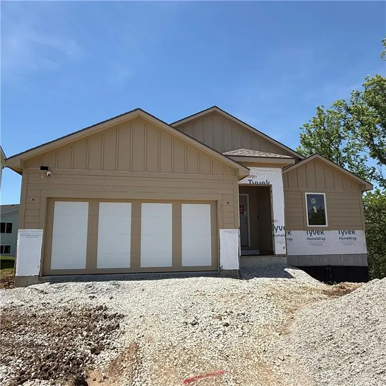 2002 SE Oak Ridge DR, Oak Grove, MO 64075
