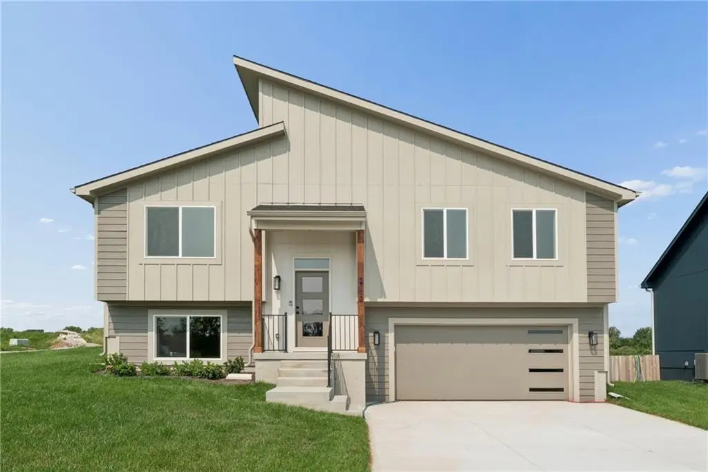2112 SE Oak Ridge DR, Oak Grove, MO 64075