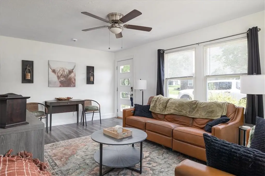 2 NE Vine ST, Lee's Summit, MO 64063