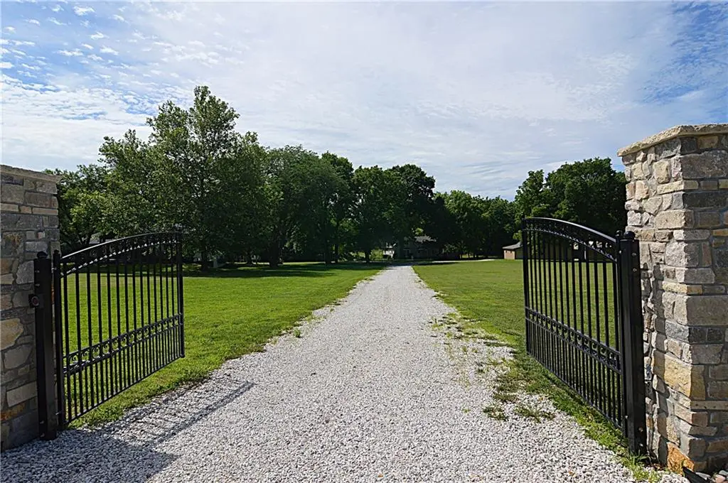 13905 Leavenworth RD, Basehor, KS 66007