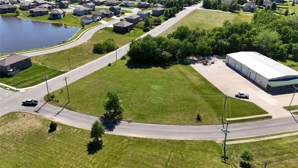 400 SW Powell DR, Oak Grove, MO 64075