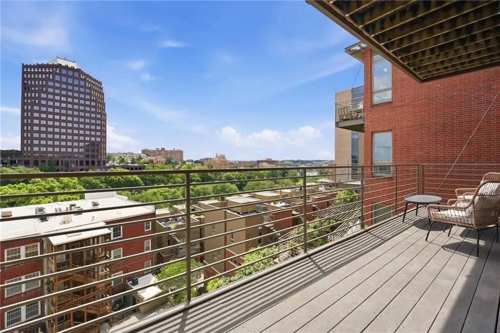 4521 Wornall RD #208, Kansas City, MO 64111