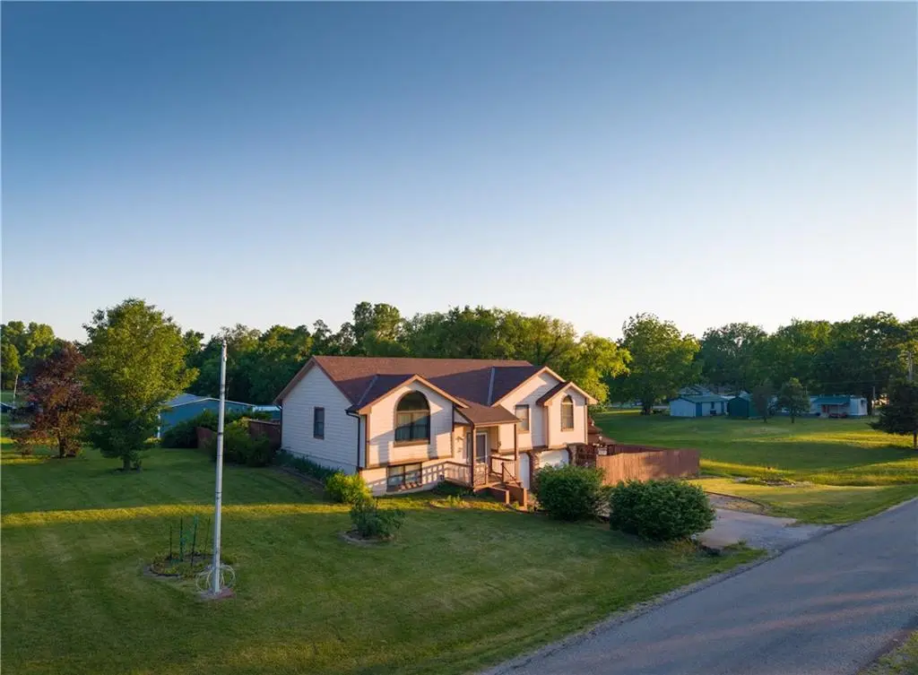 220 E 7th ST, Pomona, KS 66076