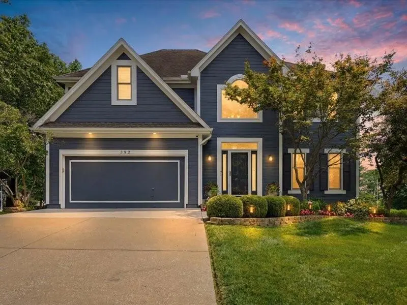 232 Winterpark CIR, Lee's Summit, MO 64081